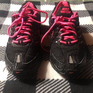 2014 Nike Air Max Torch 4 black and pink carbon rubber sole tennis shoes sz 7.5